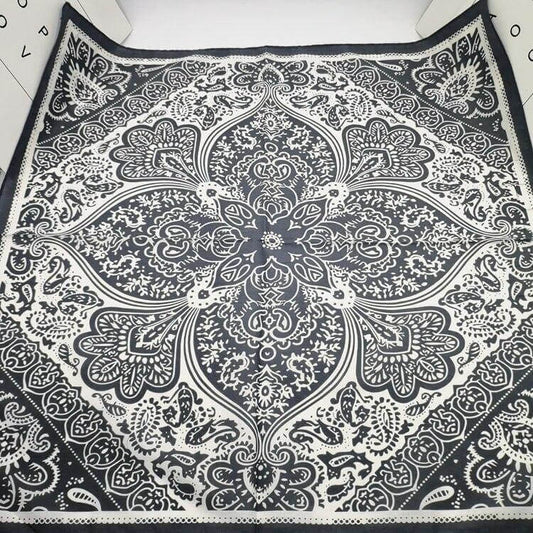 Bandana Impérial Gris - Un Accessoire de Style Incontournable