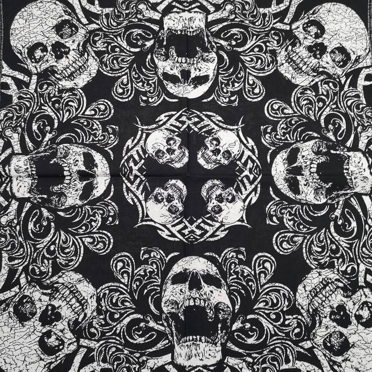 Infernal Bandana: L'accessoire incontournable.