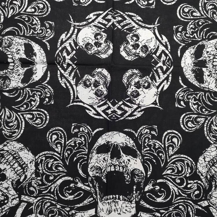 Infernal Bandana: L'accessoire incontournable.